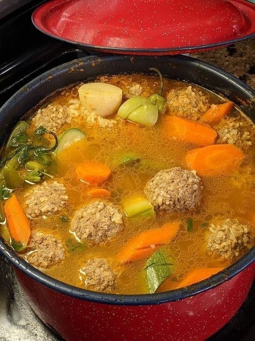 Receta: El Secreto para un Caldo de Albóndigas Lleno de Sabor 🍲✨